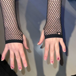 Fishnet gloves - Fishnet handskar, litet hål på insidan som inte syns men i annat fall gott skick!