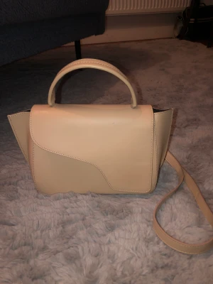 ATP atelier  - Arezzo Dand hand jag ATP atelier  Nypris 4200kr  Dustbag och kvitto medföljer 