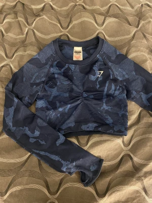 Gymshark träningströja  - Aldrig använd gymshark tröja, bara för bilder. Finns ej på hemsidan. Nypris 500kr. Frakt tillkommer på 49kr 💓