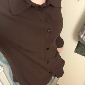 Mörkbrun mjuk skjorta aldrig använd  - Hej! Jag säljer en Mörkbrun skjorta väldigt mjuk. Har aldrig använt den efter en första provning,. Köpt för 300kr.