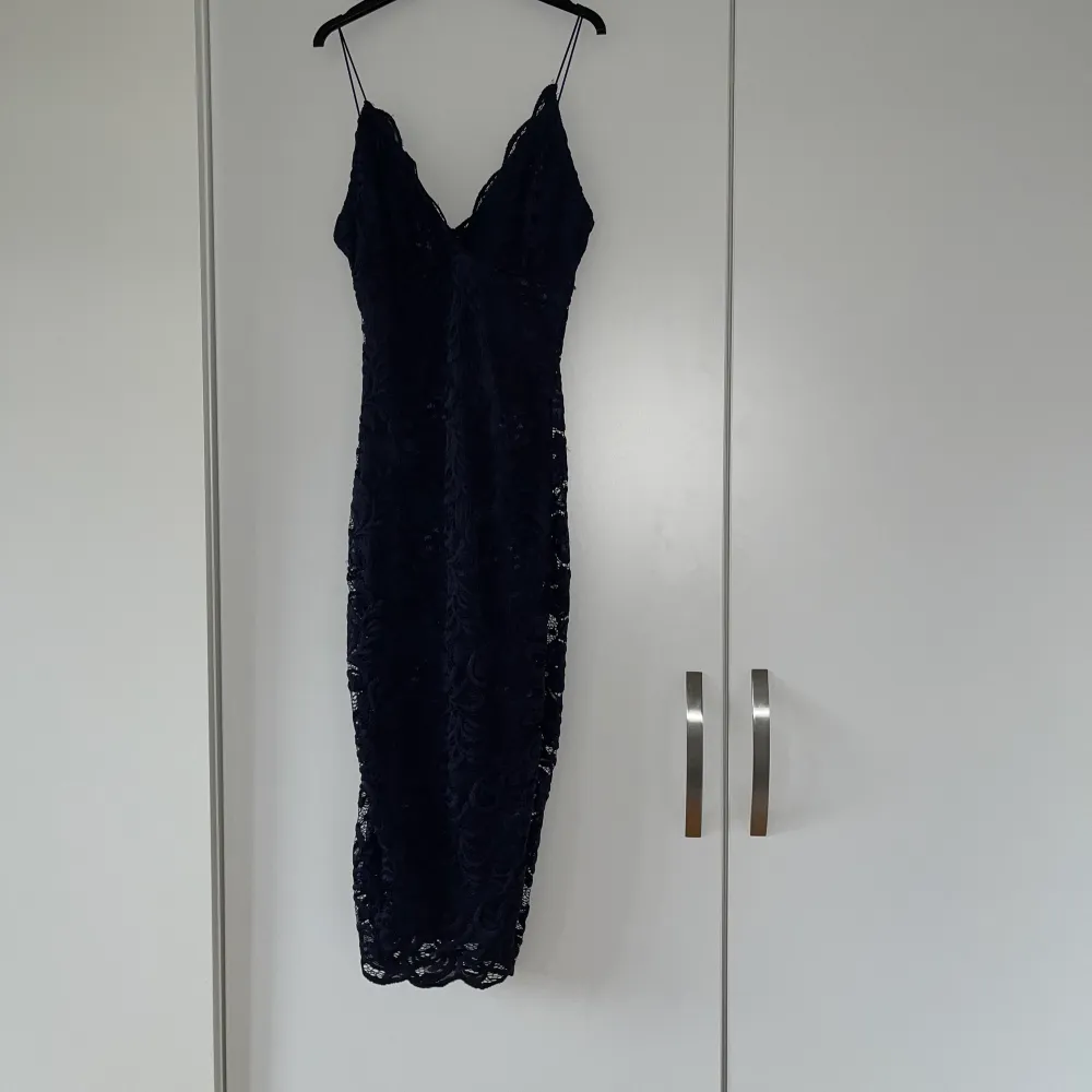 Mörkblå klänning i spets i storlek xs, köp från nelly.com. Använd 2-3 gånger! På vissa ställen har spetsen nopprat sig lite men detta är inget som syns! Färgen syns bäst på bild 3!. Klänningar.