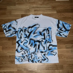 Jaded london t-shirt - Oversized jaded london graffiti t shirt som sitter skit snyggt. Säljer pga jag inte använder den längre. det är stl XS men den sitter oversized