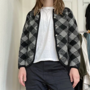 Vintage Kofta i ull - Vintage kofta i 100% ull i superfint skick. Storlek M. 