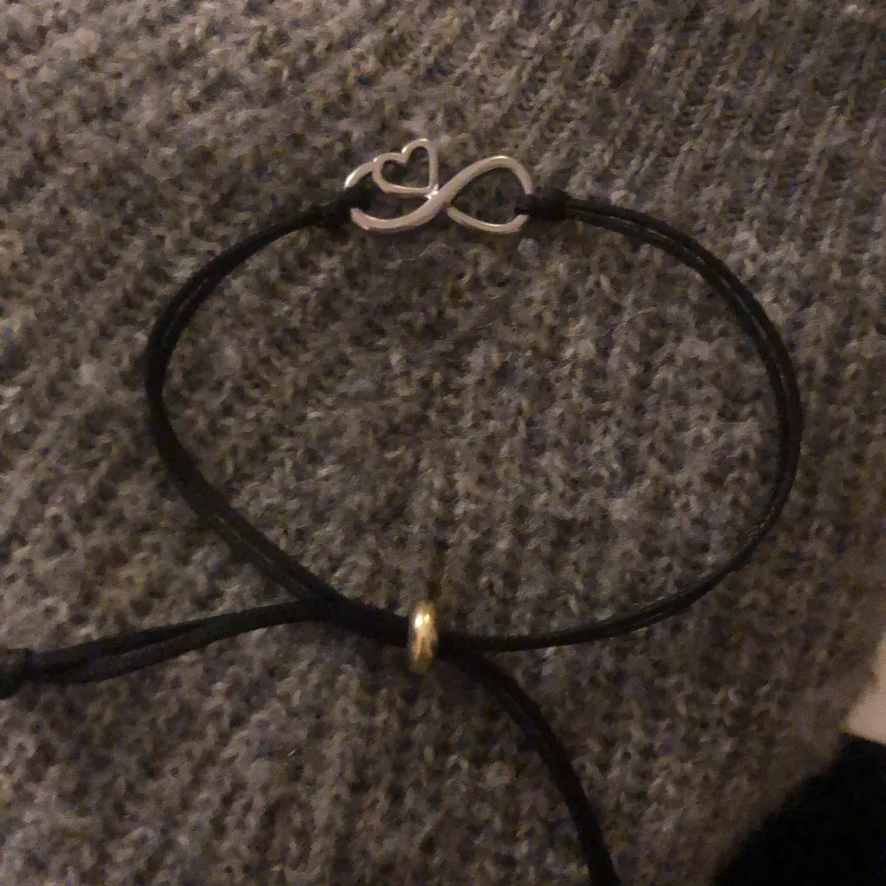 Säljer 3 st svarta armbandet men ett evighets tecken på,aldrig använd,som ny,för mer frågor skriv privat,köp inte direkt🤝🤝🤝. Accessoarer.