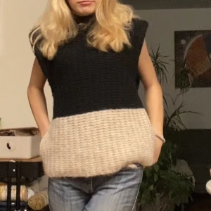 Topp  - Jätte fin väst från second Female, användt 2 gånger. Hör av dig för mer bilder 