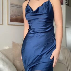Blå satin klänning - Midnattsblå/ marinblå kort satinklänning. 