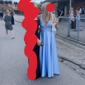 balklänning  - Säljer min fina balklänning i ljusblå, sytt dit innertyget på överdelen och bandet runt midjan som man kan ta av och på själv! Köpt på jj’s house för ca 2000kr har jag för mig minns ej  storlek men var här ca 163cm och bärde vanligtvis S.