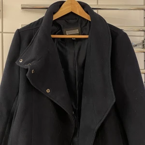 Jacka från Mango!  - Marinblå höst/vår-jacka ifrån Mango i stl S. Fler bilder kan fås :)  Kan hämtas i Bollebygd, Borås och Göteborg alternativt skickas på posten! Kom med bud! 💕