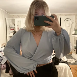 Fintröja - Finare blus i ljusblå från Gina! Knappt använd!