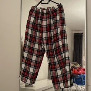 Pyjamas byxor - Randiga pyjamas byxor i strl S 💕 köp nu eller kontakta mig😊