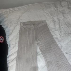 Byxor - Säljer mina beiga byxor från hm i st S