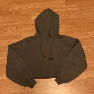 croppad hoodie - supermjuk croppad hoodie från gina, storlek xs. lite ljusare än på bilden. aldrig använd