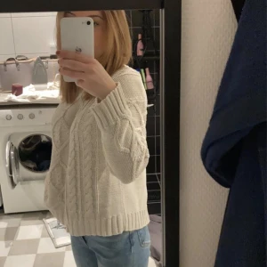 Stickad tröja  - En fin stickad tröja från lager 157 som inte är använd eller som inte kommit till användning