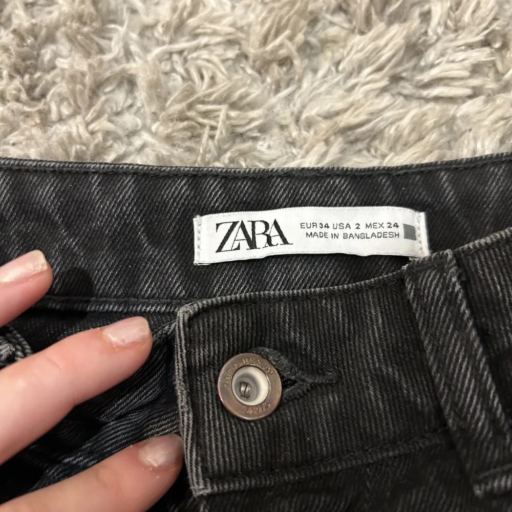 skit snygga jeans från zara, säljer pga att det inte kommer till någon användning, använt fåtal gånger så är som nyskick! . Jeans & Byxor.