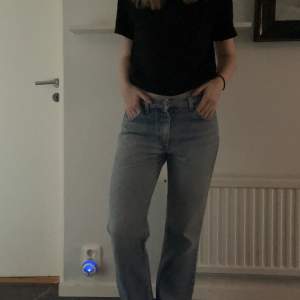 Lågmidjade jeans från Lee. Lite stora på mig som har 34 ungefär men om man vill ha de lite oversize är de perfekta. Fin blå färg!