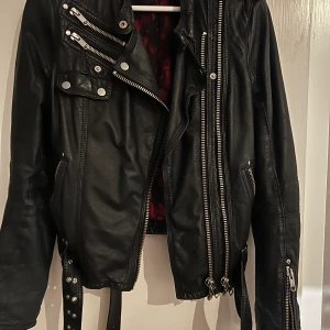 JOFAMA BY KENZA - Äkta skinnjacka från Kenza, använd få gånger, storlek 38 men mer som 36 