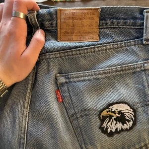 Custom Levis jeans  - Riktigt feta levis straight/bootcut jeans. Jag är 182~  Pris går att diskutera🙂 dessa har custom patch på skitsnyggt! 