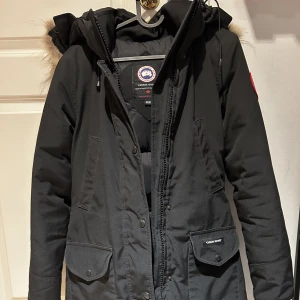 Canada goose jacka  - Canada goose jacka i storlek XS. Skulle säga att jackan passar mellan XS och S. Den är köpt 2021 från NK. Finns lite slitage vid ärmarna men inget man märker. Originalpris: 10699kr.Säljer för 1500 kr. Pris går att diskuteras. 