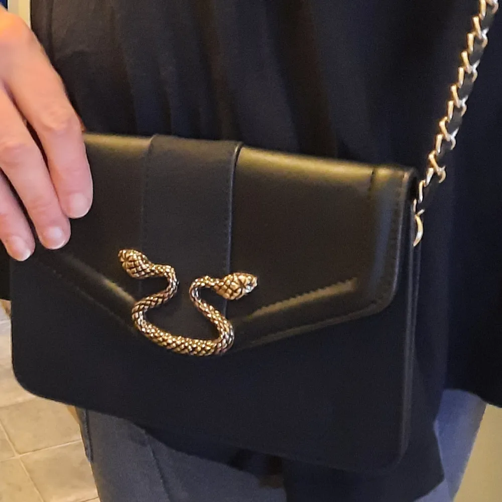 Exklusiv handväska av modell mindre, med axelremskedja och med dekorativ detalj. Detta är en Gucci kopia MEN väldigt fin och bra kvalité. Aldrig använd!. Väskor.