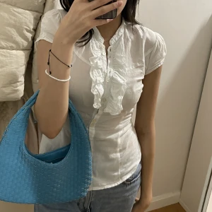 Skjorta  - En jättefin skjorta som är figursydd! Den är tyvärr lite tajt på mig, så skulle säga att den sitter som 32,34 :)