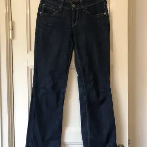 Mörkblå Levi’s jeans med låg midja  Model 570 straight fit 