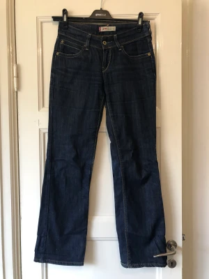 Mörkblå Levi’s jeans  - Mörkblå Levi’s jeans med låg midja  Model 570 straight fit 