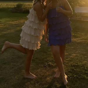 &other stories kantarell klänning - jätte fin beige klänning från &other stories! endast använt 1 gång så i nytt skick, strl 40 men passar allt mellan xs-l då den är väldigt justerbar. köpt för runt 1000kr säljer för 700💖