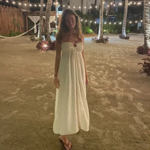 Halterneck klänning - Helt magisk vit klänning från hm. Säljer då den inte kommer till användning.💓