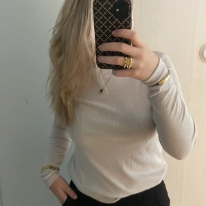 Topp - En fin topp från NAKD, lite beige i färgen men väldigt fin!!❤️‍🔥Inte sliten i tyget över huvud taget då den är endast använd 2 gånger❤️‍🔥