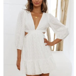 Studentklänning - Säljer en jättefin klänning från Dennis Maglic som inte kom till användning till min student. Aldrig använd och lappen sitter på. Skickas i orginalpåse!🥰 Originalpris: 899kr