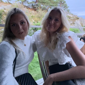 Topp - Säljer denna super söta topp, som inte kommer till användning. Prislappen sitter kvar. Nypris 500kr säljer för 350kr💖kan gå ner i pris vid snabb affär 