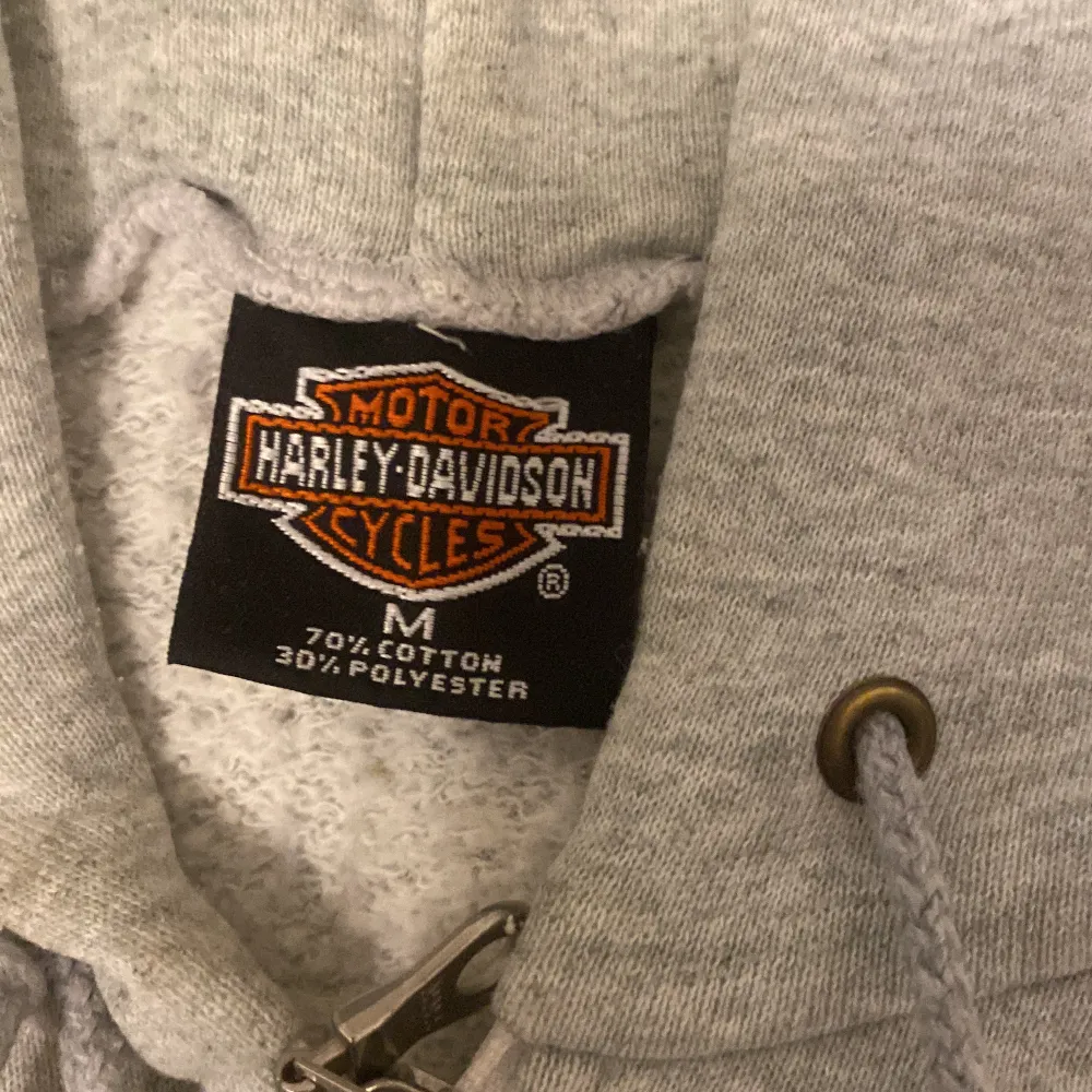 Snygg Zip Up tröja Ifrån Harley Davidson säljer pga för stor å att den har en liten fläck på framsidan i mitten ! Köpare står för frakt ❤️‍🩹. Hoodies.