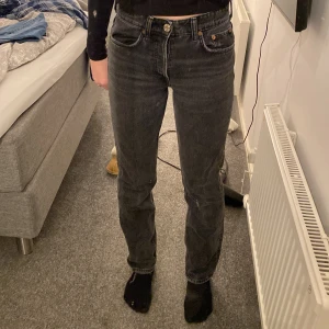Svarta midrise zara - Söker nu mina svarta midrise jeans från zara då dem inte kommer till användning längre. Fint skick. 🥰