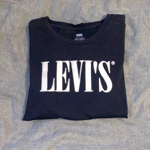 Oanvänd sjukt snygg T-shirt från Levi’s i storlek L men liten i storlek!