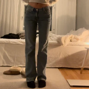 Midwaist jeans - Midwaist straight jeans från Weekday. Storlek 27, jag är normalt en waist 25. Använda fåtal gånger. 😇 kan gå ner i pris vid snabb affär