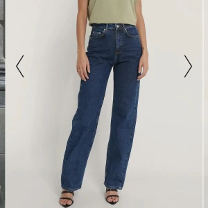 Jeans high waist  - Jättefina jeans från NA-KD, höga i midjan med vida ben. Man får väldigt fin midja i dom. Som nya utan slitningar eller fläckar, använda ca 3 gånger och säljer då de tyvärr alltid varit lite stora på mig. Nypris var 499:- 