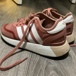 Adidas skor  - Använda, men i bra skick :) 