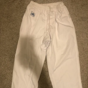 Adidas trackpants - Säljer då de var för korta på mig, dom är i jättebra skick och tvättas innan frakt.   Jag är 160cm!