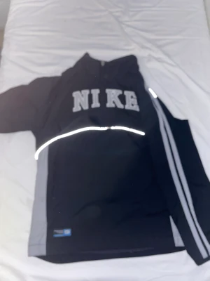 Nike jacka  - Storlek S, riktigt fin osv. Använd i ok skick!. 