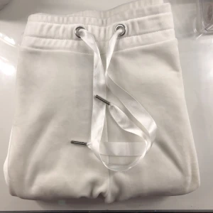 Velour byxor - Vita velour byxor ifrån Gina tricot i storlek xs, väldigt bra skick ( är som nya ). Kan bara mötas upp för tillfället❤️😁