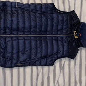 Parajumper väst storlek young L - Väst i storlek Young L, köptes i butik season för ungefär 2 år sedan, västen är använd en höst och har efter det bara luggit vilket innebär bra skick, nypris var 3000 kr men priset kan mer än gärna diskuteras,( säljer åt min kille )💓
