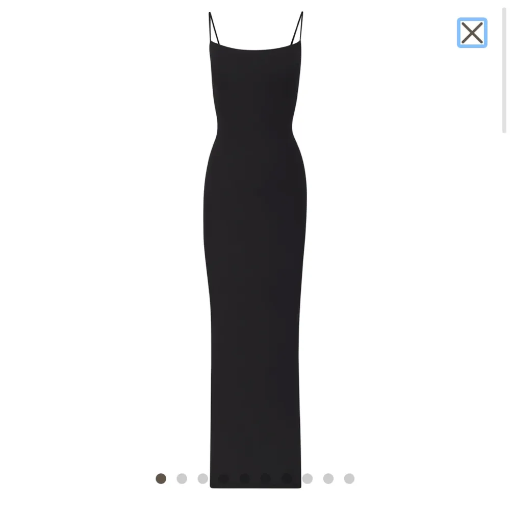 Säljer den populära skims klänningen i färgen svart. Storlek M men passar mig bra som är S. Köpt för 895kr Köparen står för frakten . Klänningar.