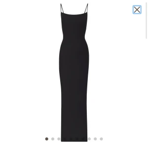 Skims klänning  - Säljer den populära skims klänningen i färgen svart. Storlek M men passar mig bra som är S. Köpt för 895kr Köparen står för frakten 