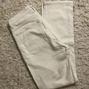 Vita jeans från Cubus. Storlek S, längd 32.  Pris går att diskutera 