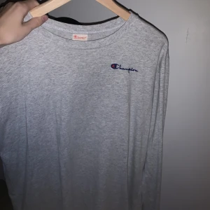Långärmad grå champion tröja - Långärmad tröja från champion i storlek S men skulle säga att den också passar XS. I bra skick men kommer inte till användning. Skriv privat för frågor🫶🏼