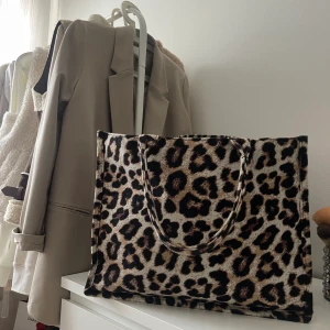 Väska h&m  - Väska från h&m. Går lika bra att använda som strandväska 🥰 använd vid 2 tillfällen 