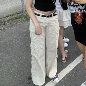 Cargo pants  - Urban Outfitters cargo pants i beige. Säljer då jag tröttnat på den. Size xs men passar xs/s. Midja 74 men stretchig och innerbenslängd 78 cm. Bild två och 3 är lånade. Fraktar eller möts upp i TC 