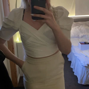 Vit topp - Säljer denna vita superfina top från ginatricot, endast använd en gång. Superfin till lillexempel midsommar eller liknade. Storlek 40. Köparen står för frakten 