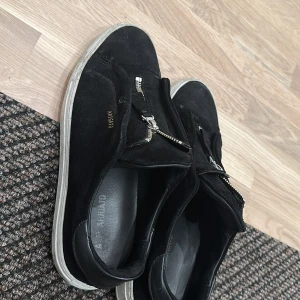 Arigato skor - Storlek 43. Använda sparsamt i ungefär 7 månader. Köpta på NK i stockholm.