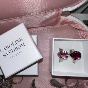 Caroline svedbom ring - Säljer denna supersöta ringen från Caroline Svedbom som inte går att köpa i den här ljusrosa färgen längre!💕 rostig på ena sidan därav priset🥰 JUSTERBAR😇